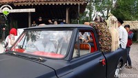 Tak berhenti sampai di situ saja, usai ijab qabul acara dilanjutkan dengan kirab dari Kampoeng Mataraman menuju Java Videotron di Dusun Geneng, Desa Panggungharjo, Kecamatan Sewon, Bantul.