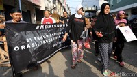 Sejumlah keluarga korban Tragedi Mei 1998 menggelar aksi tabur bunga untuk memperingati 21 tahun sudah Kerusuhan Mei 1998 berlalu.