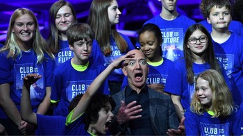 Puluhan anak-anak yang menjadi anggota pertama klub ini pun ikut berfoto bersama Bezos. Foto: Reuters/Clodagh Kilcoyne