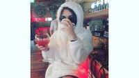 Winter is here, tulisnya. Tak hanya menikmati minuman beralkohol, Sophie juga inginkan minuman penghangat lain. Foto: Instagram sophiet