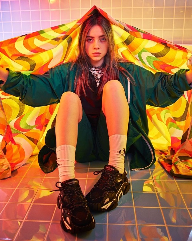 Billie Eilish mengatakan kalau ia sengaja memakai baju oversized untuk alasan keamanan. Menurutnya, dunia tidak perlu tahu bentuk tubuhnya ketika tampil di muka umum. Foto: Calvin Klein