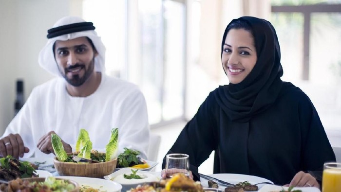 Ilustrasi pasangan buka puasa. Foto: iStock Ilustrasi pasangan buka puasa. Foto: iStock