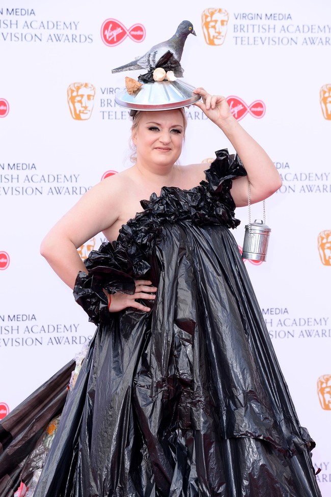 Inilah Daisy May Cooper, aktris TV asal Inggris yang mencuri perhatian ketika menghadiri acara penghargaan BAFTAs 2019 di London, Inggris, Minggu (12/5/2019) malam. Alih-alih gaun mewah nan glamor, ia menemani penampilannya dengan gaun yang terbuat dari sampah untuk ajang penghargaan insan pertelevisian Inggris itu. (Foto: Getty Images)