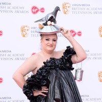 Inilah Daisy May Cooper, aktris TV asal Inggris yang mencuri perhatian ketika menghadiri acara penghargaan BAFTAs 2019 di London, Inggris, Minggu (12/5/2019) malam. Alih-alih gaun mewah nan glamor, ia menemani penampilannya dengan gaun yang terbuat dari sampah untuk ajang penghargaan insan pertelevisian Inggris itu. (Foto: Getty Images)