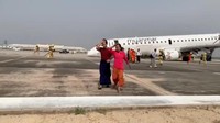 Sebuah tayangan video memperlihatkan pesawat milik Myanmar National Arilines itu mendarat dengan roda belakangnya, sebelum hidungnya menyentuh landasan. Pesawat sempat tergelincir selama 25 detik di landasan sebelum akhirnya berhenti total. Tidak ada korban jiwa dalam insiden ini. Foto: Nay Min via REUTERS