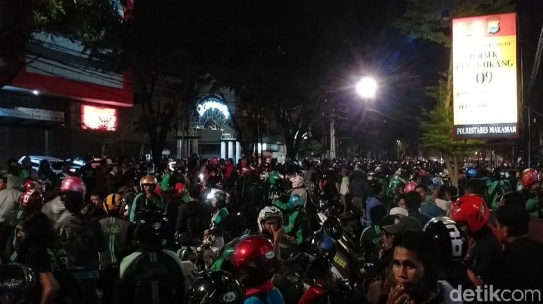 7 Tukang Parkir Pengeroyok Ojol di Makassar Ditetapkan Jadi Tersangka 7 Tukang Parkir Pengeroyok Ojol di Makassar Ditetapkan Jadi Tersangka