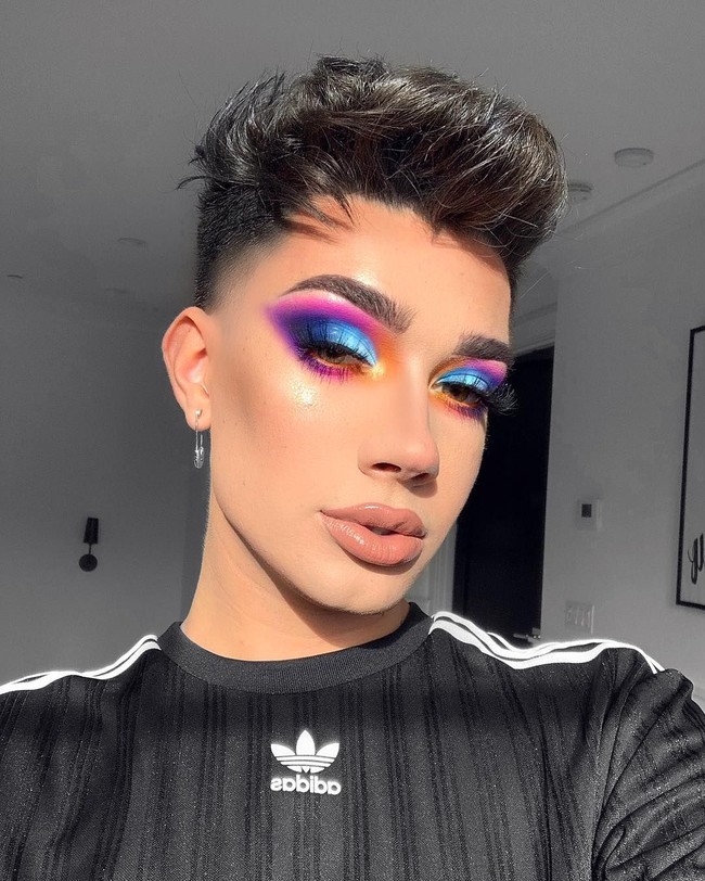 James Charles menuai sensasi pada 2017 silam saat dia bercanda tentang Afrika dan virus Ebola. I can’t believe we’re going to Africa today what if we get Ebola? begitu tweetnya. Netizen menilai tweet James tersebut rasis.  Foto: Instagram @jamescharles