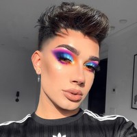 James Charles menuai sensasi pada 2017 silam saat dia bercanda tentang Afrika dan virus Ebola. I can’t believe we’re going to Africa today what if we get Ebola? begitu tweetnya. Netizen menilai tweet James tersebut rasis.  Foto: Instagram @jamescharles