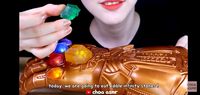 Kriuk-kriuk! YouTuber Ini Makan Infinity Stone dari Sarung Tangan Thanos