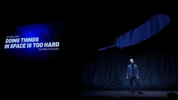 Nantinya, Blue Moon diperkirakan akan mendarat di kawah Shackleton yang berada di kutub selatan Bulan yang disebut kaya akan akan es air. Foto: Reuters/Clodagh Kilcoyne