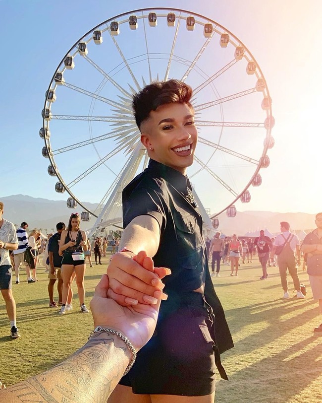 Pria yang jadi brand ambassador pria pertama CoverGirl itu kembali bikin sensasi baru-baru ini saat hadiri acara musik dan seni Coachella. James hadir dengan celana yang tidak memiliki penutup di bagian belakangnya. Bokong James pun terekspos. Namun James tampak bangga dengan penampilannya yang menggila itu. Foto: Instagram @jamescharles