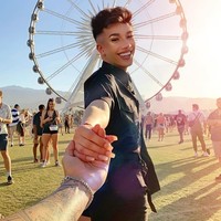 Pria yang jadi brand ambassador pria pertama CoverGirl itu kembali bikin sensasi baru-baru ini saat hadiri acara musik dan seni Coachella. James hadir dengan celana yang tidak memiliki penutup di bagian belakangnya. Bokong James pun terekspos. Namun James tampak bangga dengan penampilannya yang menggila itu. Foto: Instagram @jamescharles