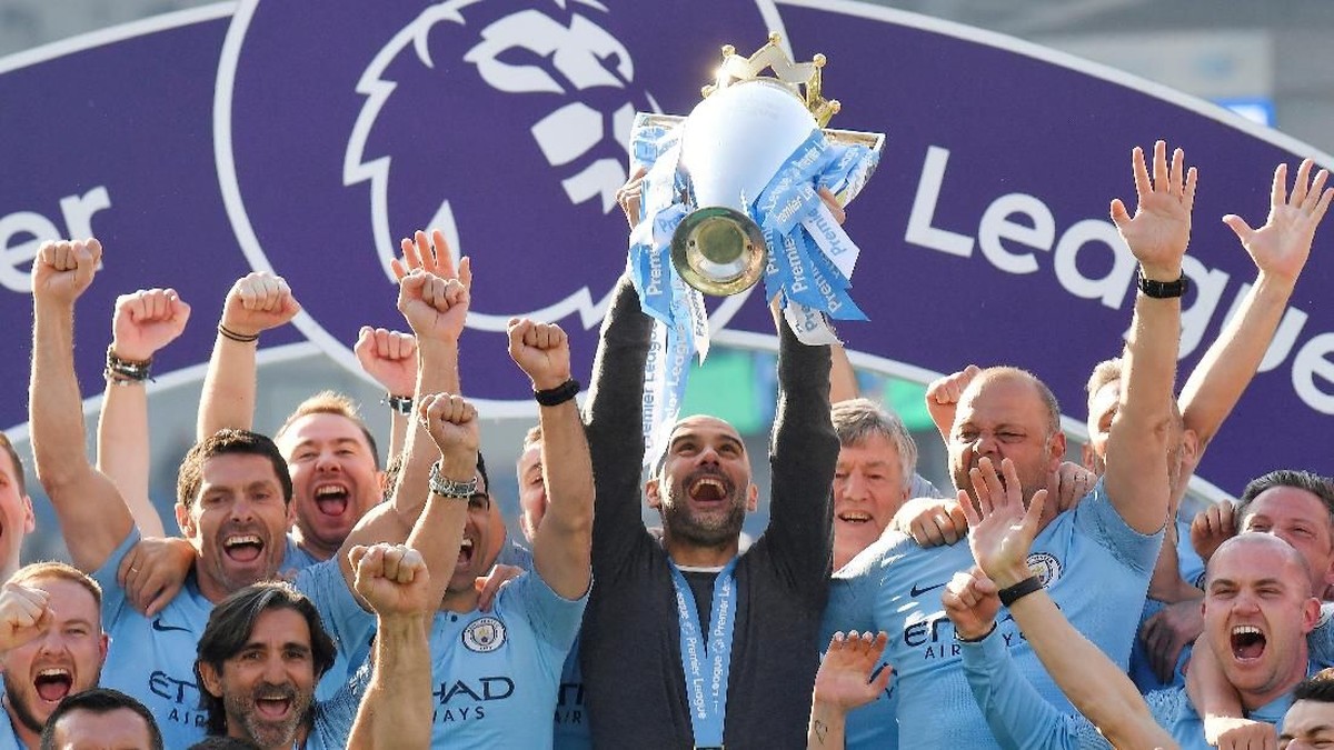 Pep Guardiola mengantarkan Manchester City mempertahankan gelar Premier League. (Foto: Toby Melville/Reuters)