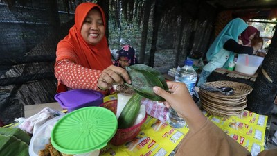 Unik! Di Pasar Ini Warga Belanja Pakai Daun