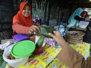 Unik! Di Pasar Ini Warga Belanja Pakai Daun