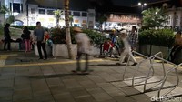 Malam itu, banyak anak muda yang bermain skateboard, nongkrong di kursi-kursi kanan kiri pinggir Kali Besar (Masaul/detikcom)