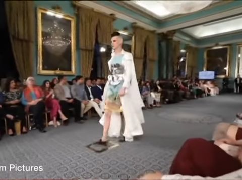 Model LGBT Eksis di Pakistan Fashion Week yang Digelar di London