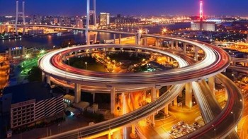 Jembatan Nanpu, Shanghai, China. Terletak di atas sungai Huangpu, jembatan Nanpu jadi salaha satu jembatan kabel terpanjang di dunia. Desain arsitekturnya indah, terutama jika dilihat pada malam hari. Foto: via Trend Chaser