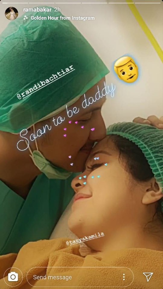 Tasya Kamila pun tetap ingin tampil menarik setelah melahirkan dengan memastikan jika bulu matanya lentik maksimal saat berfoto bersama bayi pertamanya. Foto: Instagram @ramabakar