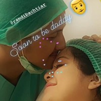 Tasya Kamila pun tetap ingin tampil menarik setelah melahirkan dengan memastikan jika bulu matanya lentik maksimal saat berfoto bersama bayi pertamanya. Foto: Instagram @ramabakar