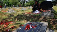 Seorang ibu berdoa untuk anaknya yang menjadi korban tragedi Mei 98.