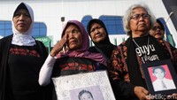 Keluarga korban nampak tak kuasa menahan air mata saat menggelar aksi di lokasi yang dahulu menjadi saksi bisu Kerusuhan Mei 1998 tersebut.