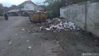 Tumpukan sampah terlihat di pusat perkotaan Garut sejak sepekan terakhir. Belakangan diketahui tumpukan tersebut terjadi lantaran jalan menuju TPA Pasirbajing rusak parah sehingga tidak bisa dilalui truk pengangkut sampah.
