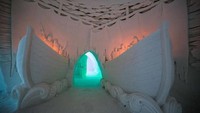 Tak kurang 350 ribu kg balok es dan 20 ribu ton salju digunakan untuk membangun hotel ini. Siap-siap menggigil saja kalau menginap di sini. (Lapland Hotel Snowvillage)