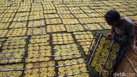 Pekerja tengah menjemur kerupuk mie mentah di industri kecil rumahan, Karadenan, Kabupaten Bogor, Jawa Barat. ANTARA FOTO/Yulius Satria Wijaya.