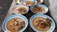 Menu buka puasa berupa bubur yang disiram sayur lodeh atau sayur tempe krecek ini disajikan setiap hari saat bulan ramadhan. Hal tersebut telah berlaku selama turun temurun.