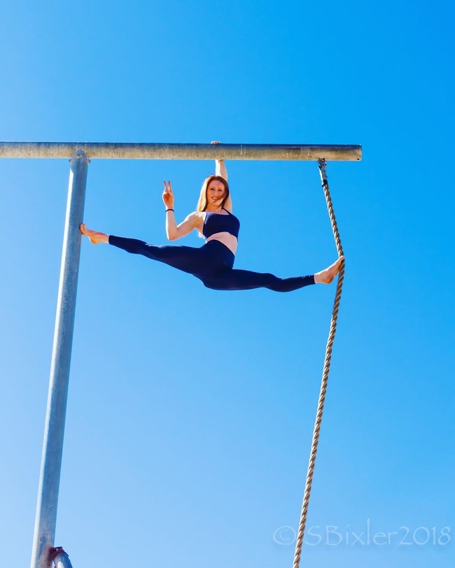 Mantan atlet Olimpiade itu mengaku latihan 20 jam setiap minggunya untuk mempertahankan kemampuan ninjanya. Olivia juga sering melakukan rock climbing untuk melatih kekuatan jari-jari tangan, cengkraman, dan tubuh bagian atas. Foto: Instagram @oliviavivian
