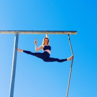 Mantan atlet Olimpiade itu mengaku latihan 20 jam setiap minggunya untuk mempertahankan kemampuan ninjanya. Olivia juga sering melakukan rock climbing untuk melatih kekuatan jari-jari tangan, cengkraman, dan tubuh bagian atas. Foto: Instagram @oliviavivian