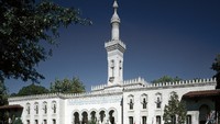 Selanjutnya ada Islamic Center of Washington yang tak cuma jadi tempat ibadah umat Muslim tetapi juga memiliki nilai historis yang tinggi. Masjid yang diresmikan pada tahun 1957 itu lahir dari diskusi antara mantan Dubes Mesir Mahmood Hassan Pasha dan M. Abu Al-Hawa di tahun 1944. Seorang arsitek asal Italia bernama Mario Rossi ditunjuk untuk merancang masjid yang kental dengan gaya Timur Tengah ini. Dok. Wikipedia/Carol M. Highsmith.