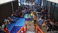 Akhirnya mereka terpaksa mengungsi di sudut ruko Mangga Dua. 