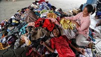 Bantuan pakaian bekas telah dikirimkan untuk para pengungsi.