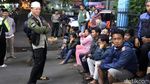 Menarik! Jaga Keamanan Polisi Bagikan Makan Sahur Gratis