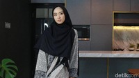 Lindswell kini terlihat sangat cantik dengan balutan busana muslimah. Semua pun pasti sepakat bukan?