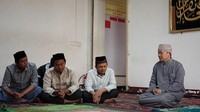 Para mahasiswa Indonesia dari Perhimpunan Pelajar Indonesia (PPI) Tiongkok bersilaturahmi dengan pengurus Masjid Qiyijie (Nur Musyafak/Istimewa/PPI Tiongkok)