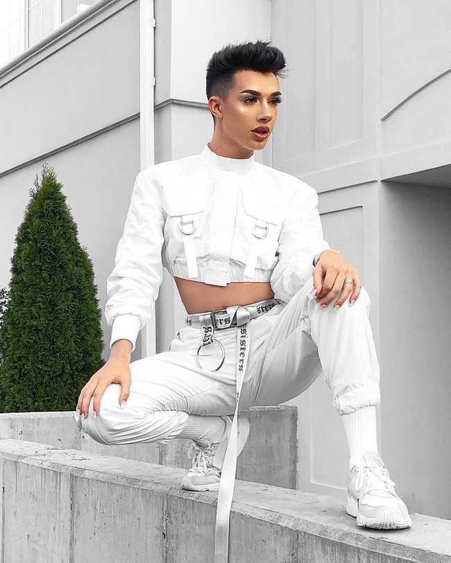 Dalam video 43 menit itu, Tati menyebut bahwa ia tak mendukung sikap James yang sering menggoda pria normal (bukan gay). Oh my god, kamu mencoba membodohi pria normal agar dia berpikir dia gay. Ini sangat menjijikan memanipulasi seksualitas seseorang, apalagi ketika mereka sedang puber, dan belum paham betul, ungkap Tati. Penyanyi Zara Larsson mengungkapkan bahwa kekasihnya sering digoda James Charles lewat direct message di Instagram. Im cackling cause he hit up my boyfriend in the dms several times knowing damn well hes straight, tulis Zara di Twitter.  Foto: Instagram @jamescharles