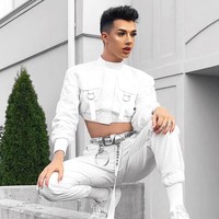 Dalam video 43 menit itu, Tati menyebut bahwa ia tak mendukung sikap James yang sering menggoda pria normal (bukan gay). Oh my god, kamu mencoba membodohi pria normal agar dia berpikir dia gay. Ini sangat menjijikan memanipulasi seksualitas seseorang, apalagi ketika mereka sedang puber, dan belum paham betul, ungkap Tati. Penyanyi Zara Larsson mengungkapkan bahwa kekasihnya sering digoda James Charles lewat direct message di Instagram. Im cackling cause he hit up my boyfriend in the dms several times knowing damn well hes straight, tulis Zara di Twitter.  Foto: Instagram @jamescharles