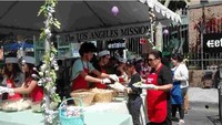 Untuk urusan sosial, Justice pernah terjun langsung melayani makanan beberapa orang. Foto: Instagram standup4justice