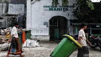 Aktivitas ziarah di makam ini cenderung sepi karena kebanyakan warga lebih fokus ke ibadah puasa.  