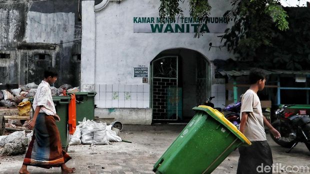 Makam Mbah Priuk Warga melakukan ziarah di kawasan Makam Keramat Mbah Priuk di Tanjung Priok, Jakarta Utara, Senin (13/5).