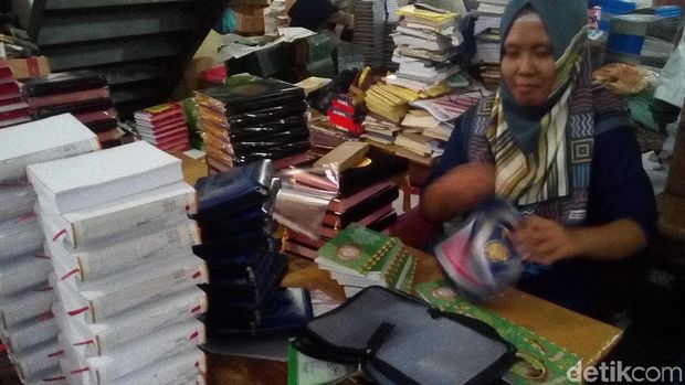 Proses produksi Alquran di Percetakan Menara Kudus.
