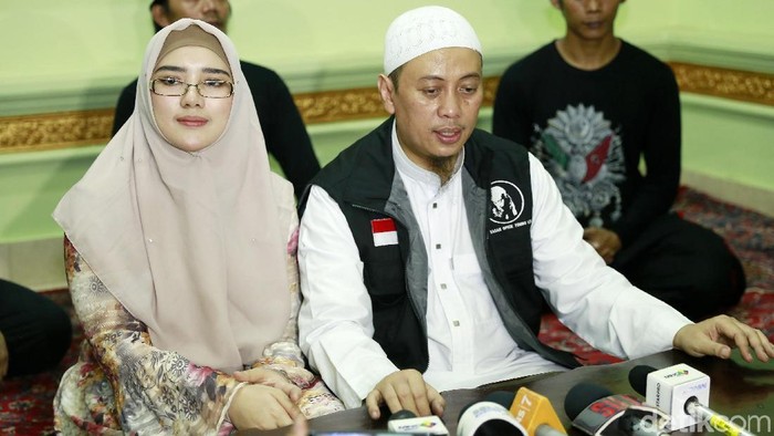 Opick dan istri, Bebi Silvana saat ditemui di kediamannya di Pulo Gebang, Jakarta Timur.