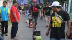 Unik! Di Pasar Ini Warga Belanja Pakai Daun