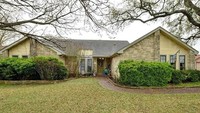 Rumah ini terletak di komplek elite Leisurewoods, Texas. Dengan konsep bagian rumah pada umumnya, yakni ranch-style, rumah ini masuk dalam tipe 4 Br/2 Ba. Rumah luas ini dilengkapi dengan garasi, kolam renang, ruang kerja, ruang tamu besar, ruang makan formal, dan kolam renang. Istimewa/Dok. Boredpanda.