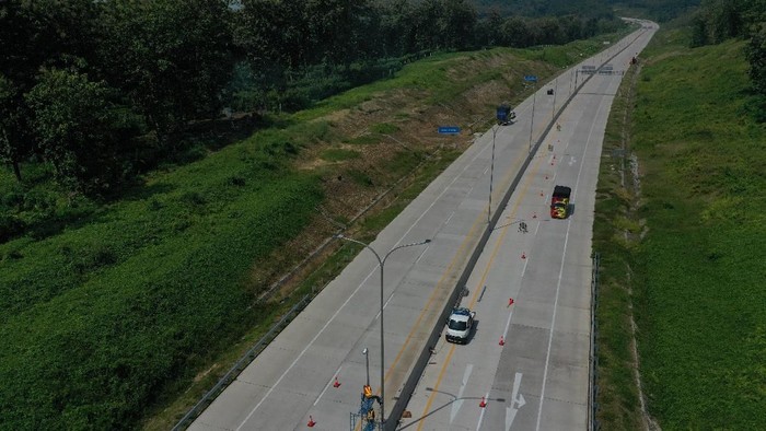 Petugas memasang kamera CCTV di Tol Trans Jawa ruas Semarang-Batang, Jawa Tengah, Minggu (12/5/19). Pemasangan kamera CCTV tersebut untuk memantau kepadatan lalu lintas di area tersebut. ANTARA FOTO/Puspa Perwitasari/ama.