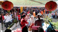 Takjil yang dibagikan kepada warga umat muslim untuk berbuka puasa tersebut untuk menjaga sikap toleransi beragama dan bentuk saling menghargai antar umat. Antara Foto/Abriawan Abhe.