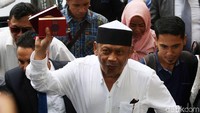 Eggi Sudjana tiba di gedung Direktorat Reserse Kriminal Umum Polda Metro Jaya sekitar pukul 16.36 WIB. Ia juga turut serta membawa alquran ditangannya.